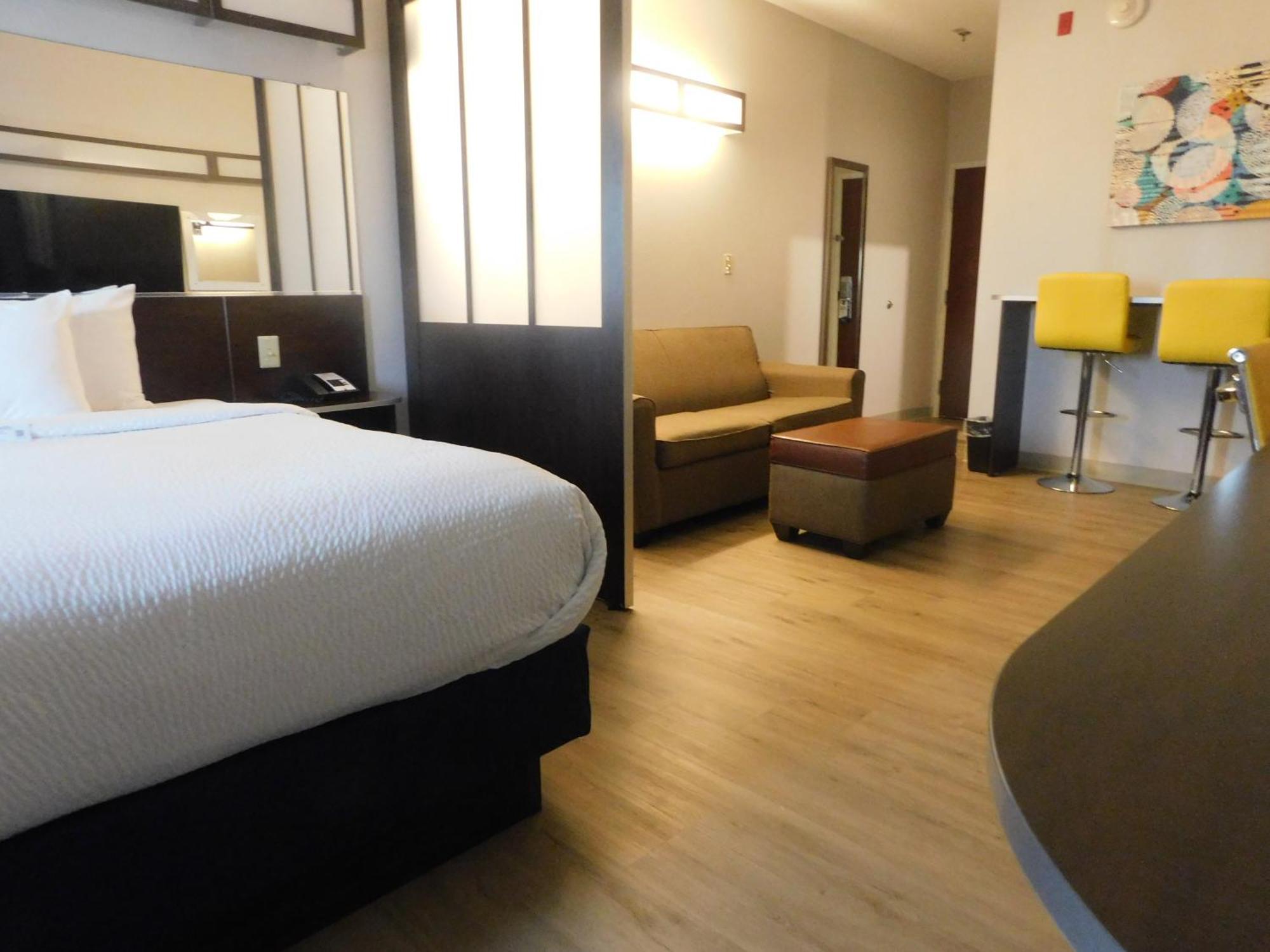 Microtel Inn & Suites By Wyndham Wheeling At The Highlands Triadelphia Exterior foto